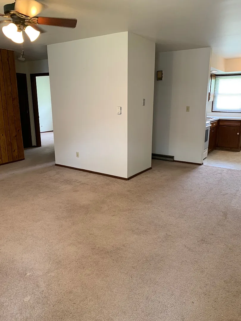 404 W Plum St — Photo 2