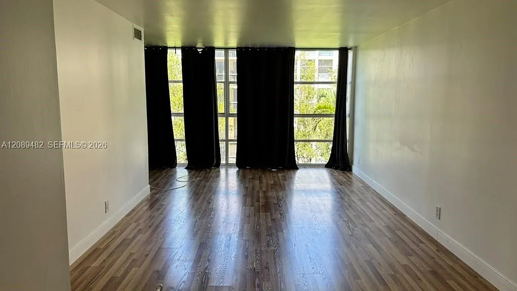 Desoto Park Condo — Photo 2