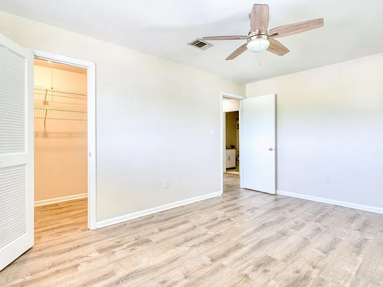 2304 SW 35th Pl — Photo 24