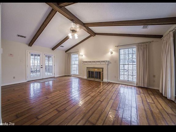 Living Room w gas fireplace