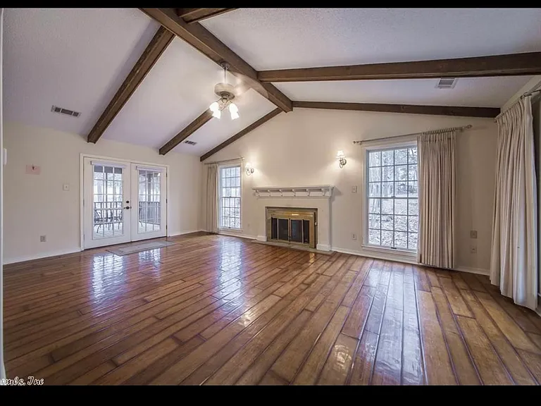 Living Room w gas fireplace