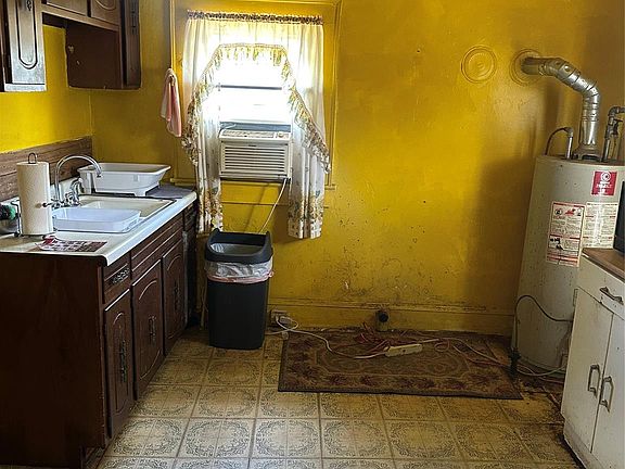5th image of 229 Cedar St