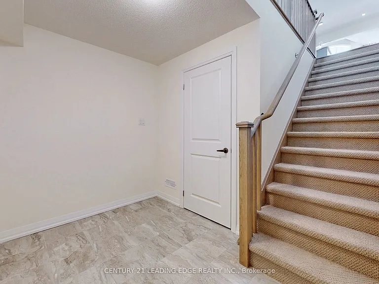 94 Holtby Ct — Photo 34