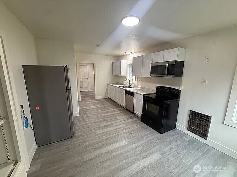 3rd image of 4140 Poplar Way