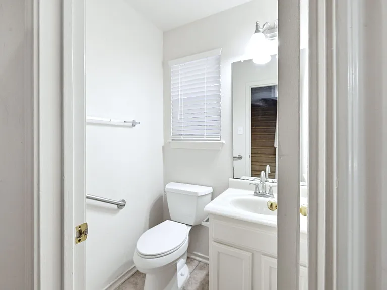 832 Dimrock — Photo 22