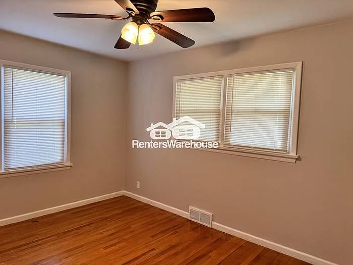 10801 Edgecliffe Dr — Photo 10