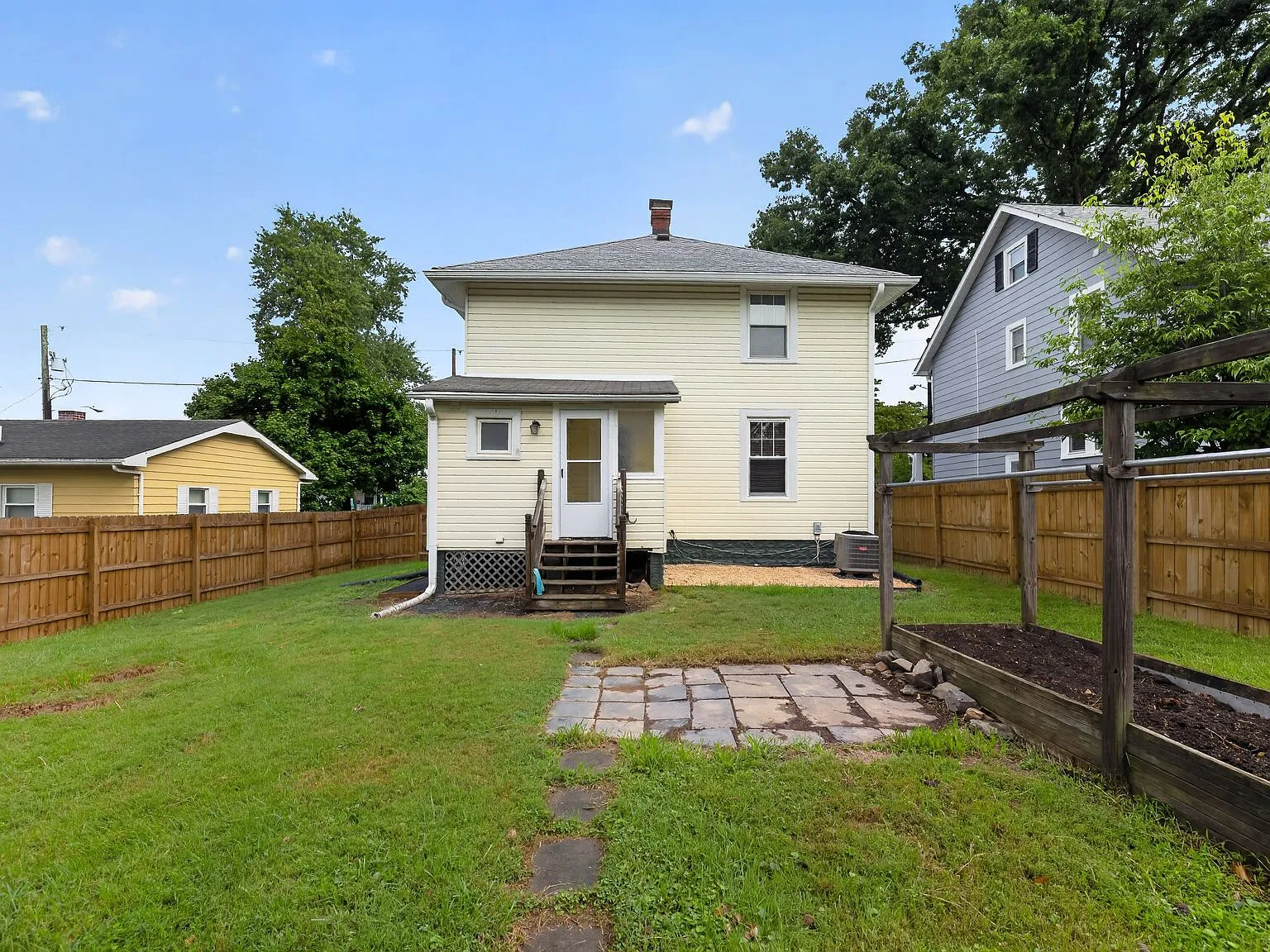 907 Grandin Avenue - 1 — Photo 4