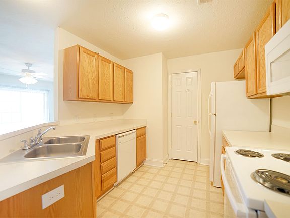 3rd image of 800 Wyndhurst Dr APT 18