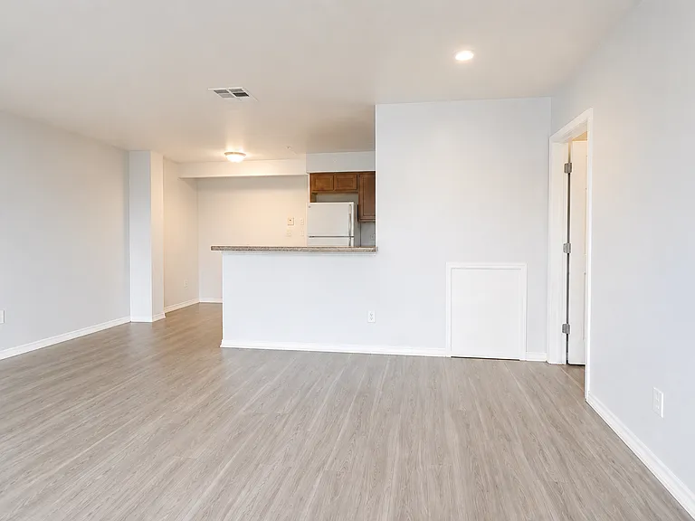 Ambassador House Apartments — Photo 33