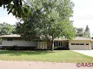 211 E Skyline Ct, Mankato, MN 56001