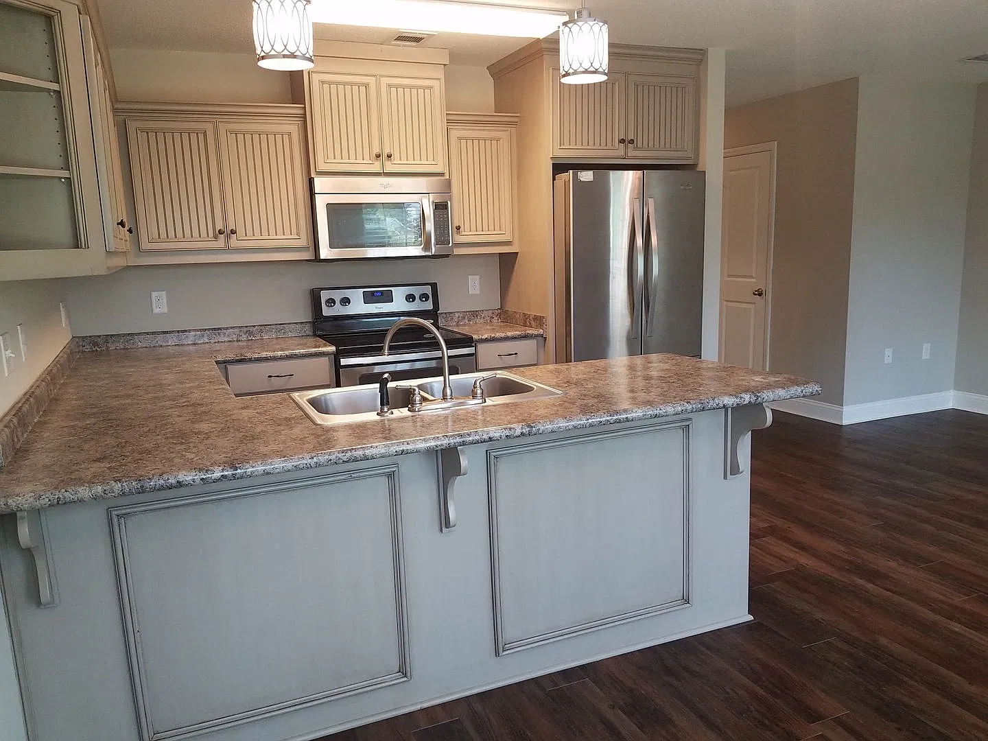 Your Dream Rental Home Awaits: Spacious 3BR/2.5BA in a Charming HOA Neighborhood! — Photo 3