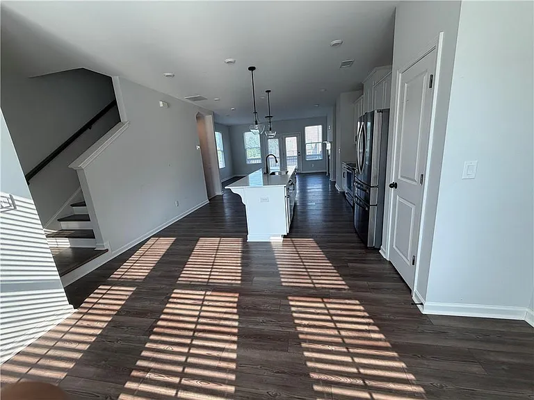 900 Colton Dr — Photo 2