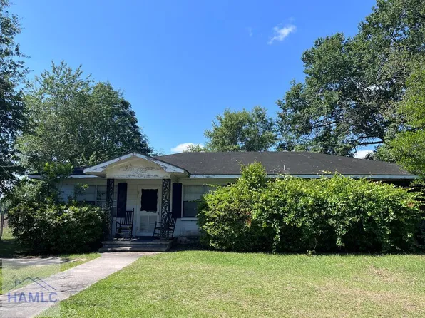 211 E Banks St, Glennville, GA 30427
