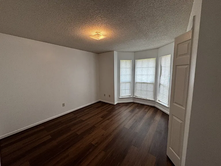 276 Gloucester Dr — Photo 11