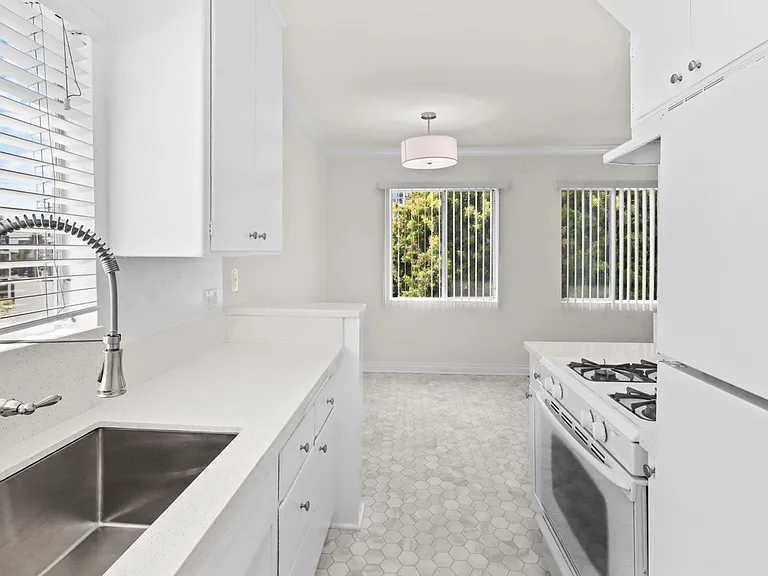 1219 Barry Ave #8 — Photo 9