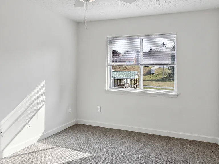 400 Tremont Park Cir — Photo 26