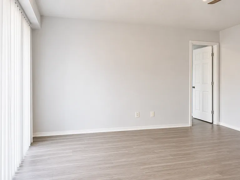 Ambassador House Apartments — Photo 34