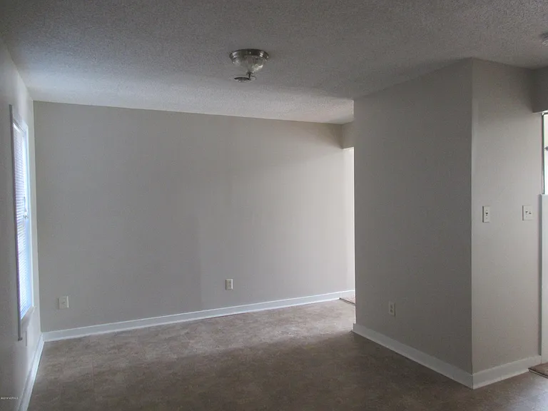 102 Persimmon Ct — Photo 4