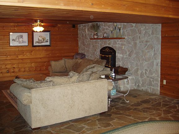Great/family room (over 550 SQ FT)