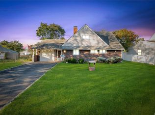 52 Walnut Ln, Hicksville, NY 11801