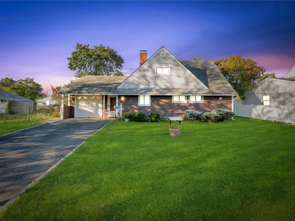 52 Walnut Lane, Hicksville, NY 11801