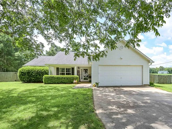 22 Sunrise Dr, Grantville, GA 30220
