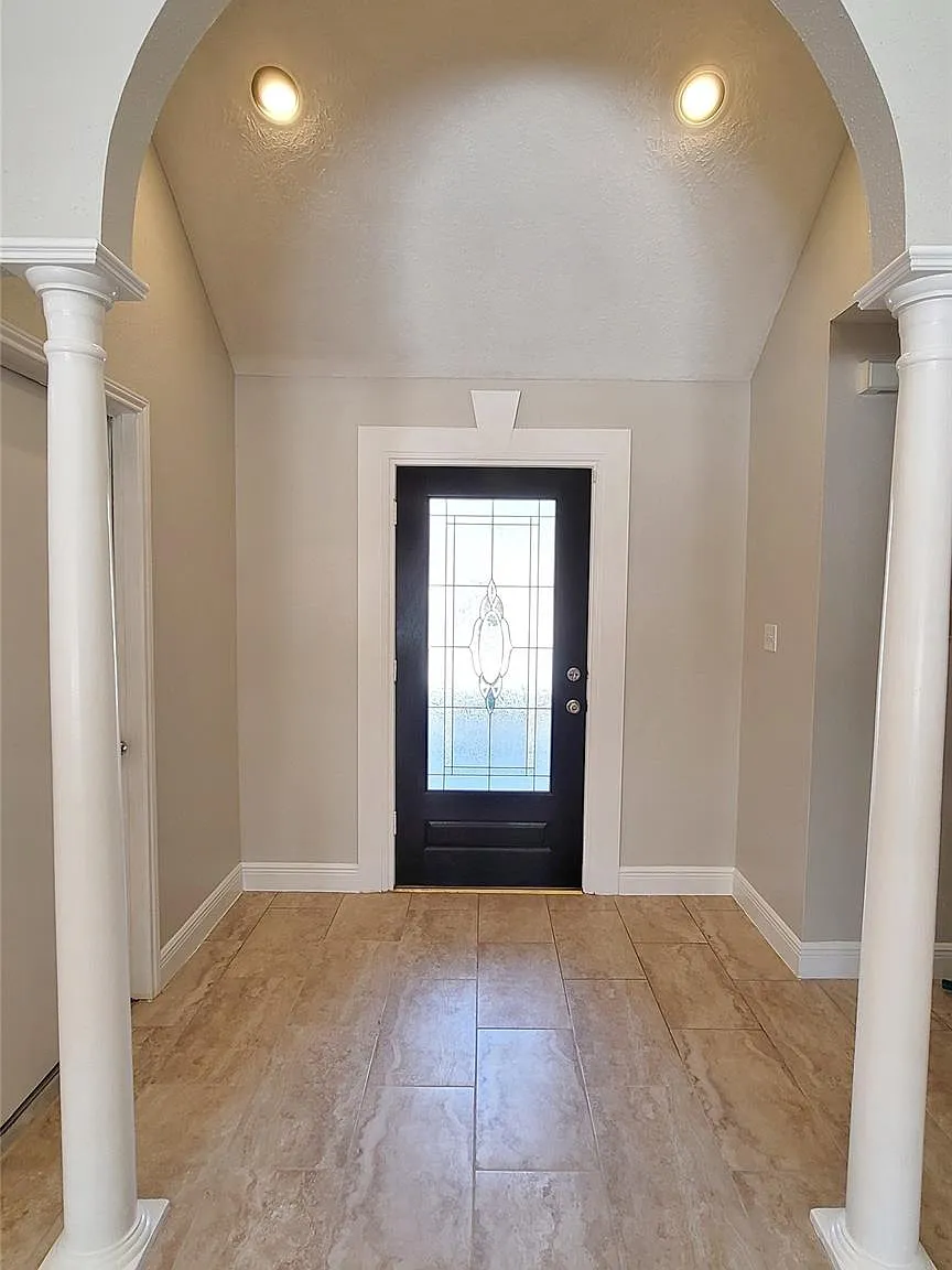 3 bed, 2.0 bath, 1765 sqft, $2,100 — Photo 3