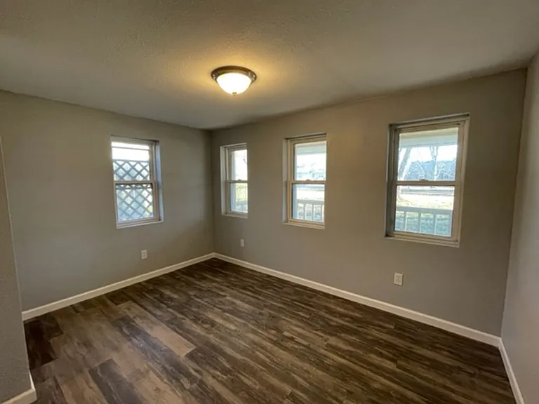 2675 E Commercial St — Photo 14