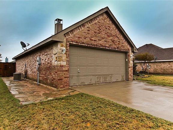3rd image of 1224 Clay Ln