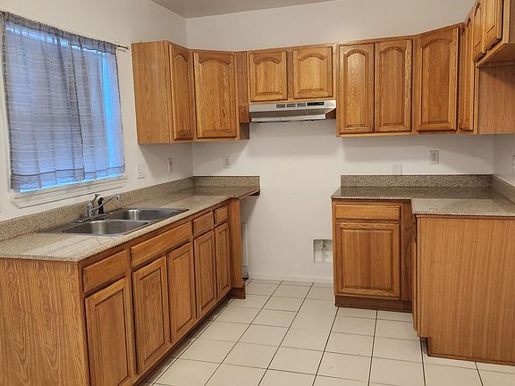 5th image of 222 E Neece St