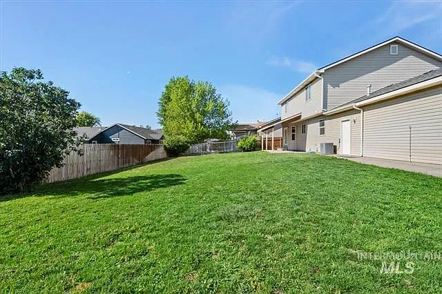 1437 NE Cinder Loop — Photo 2