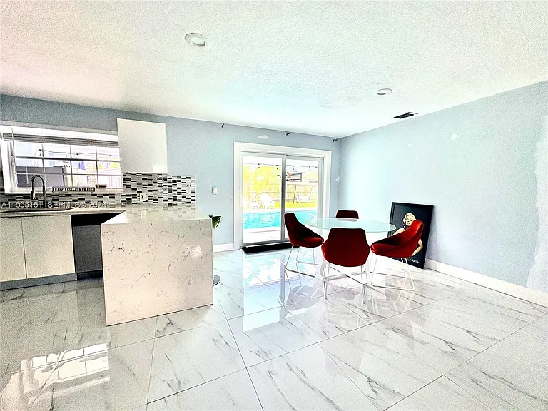 5770 NE 18th Ave — Photo 16