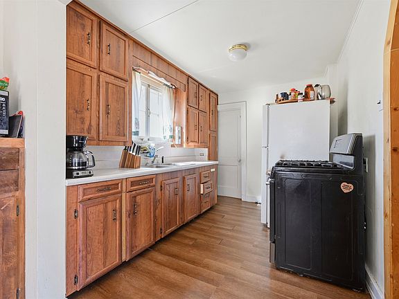 5th image of 613 W Summit St