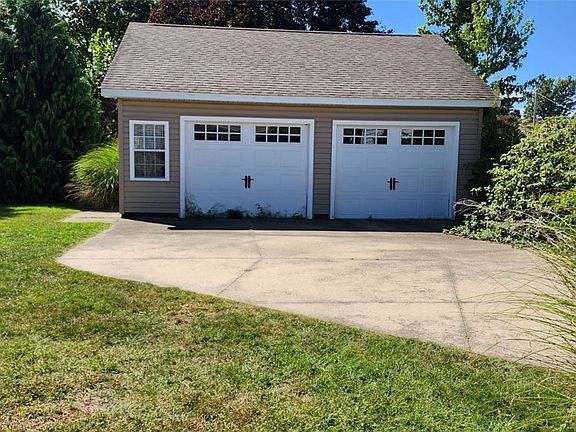 3rd image of 137 Cummins Ave