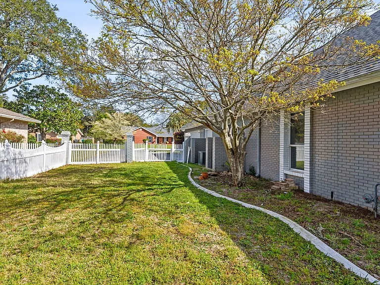83 Lake Lorraine Cir — Photo 56