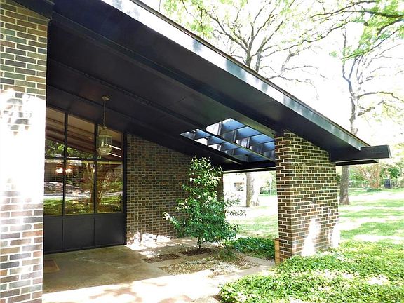 3rd image of 1011 Sherwood Dr