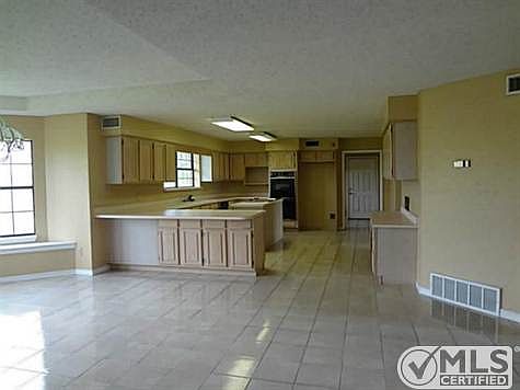 3rd image of 132 Creekview Cir