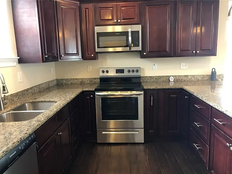 2539 Eagle St — Photo 12
