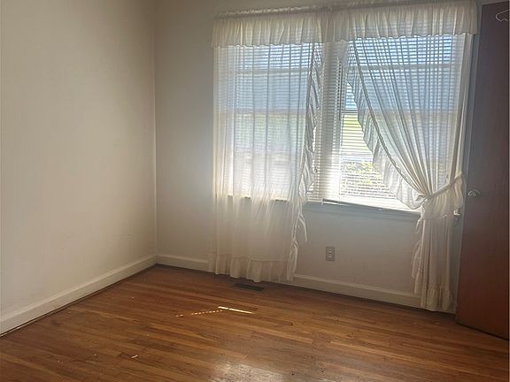 4th image of 219 Haynie St