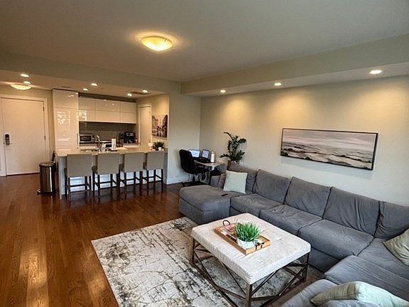 4th image of 906 E 2nd St #107
