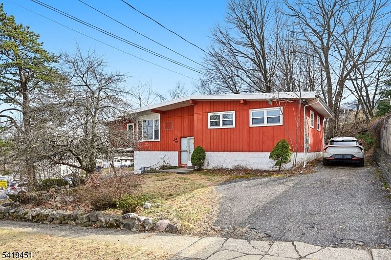 1st image of 61 Hemlock Rd