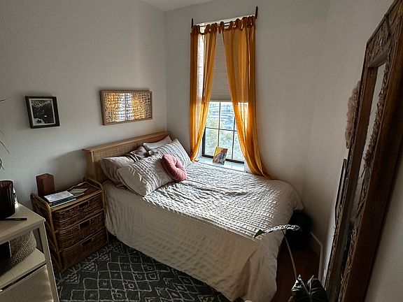 4th image of 418 Melrose St APT 2R