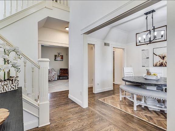 4th image of 823 S Surrey Ln