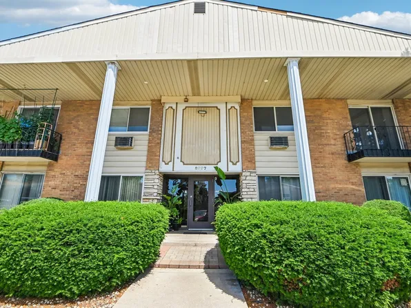 8997 Kennedy Dr APT 2E, Des Plaines, IL 60016
