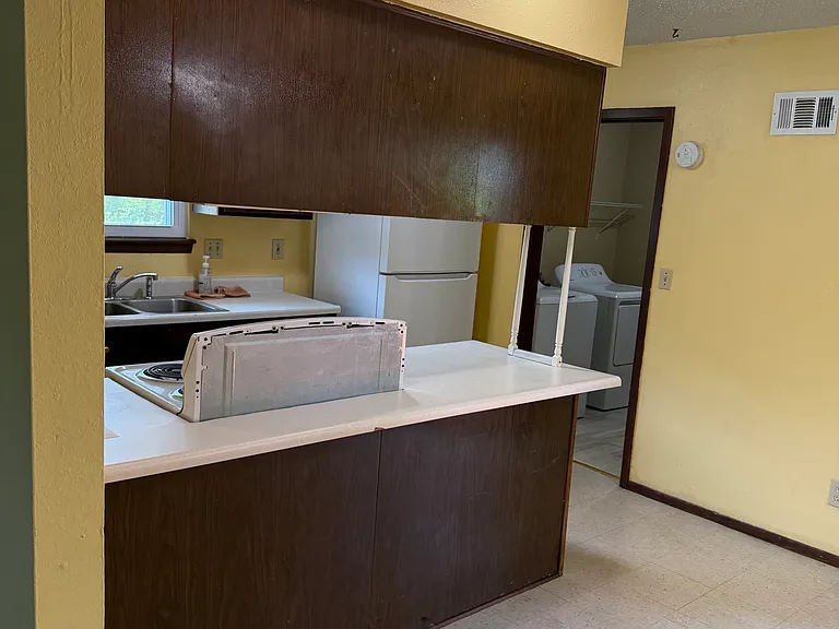 906 Brookside St — Photo 11