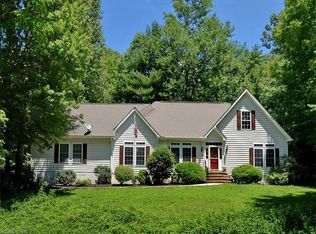 16 Buttons Dr, Hendersonville, NC 28739