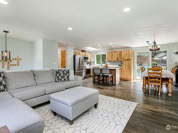 3rd image of 2931 101st Avenue NE