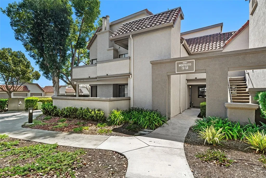 3 bed, 1037 sqft, $3,950 — Photo 3