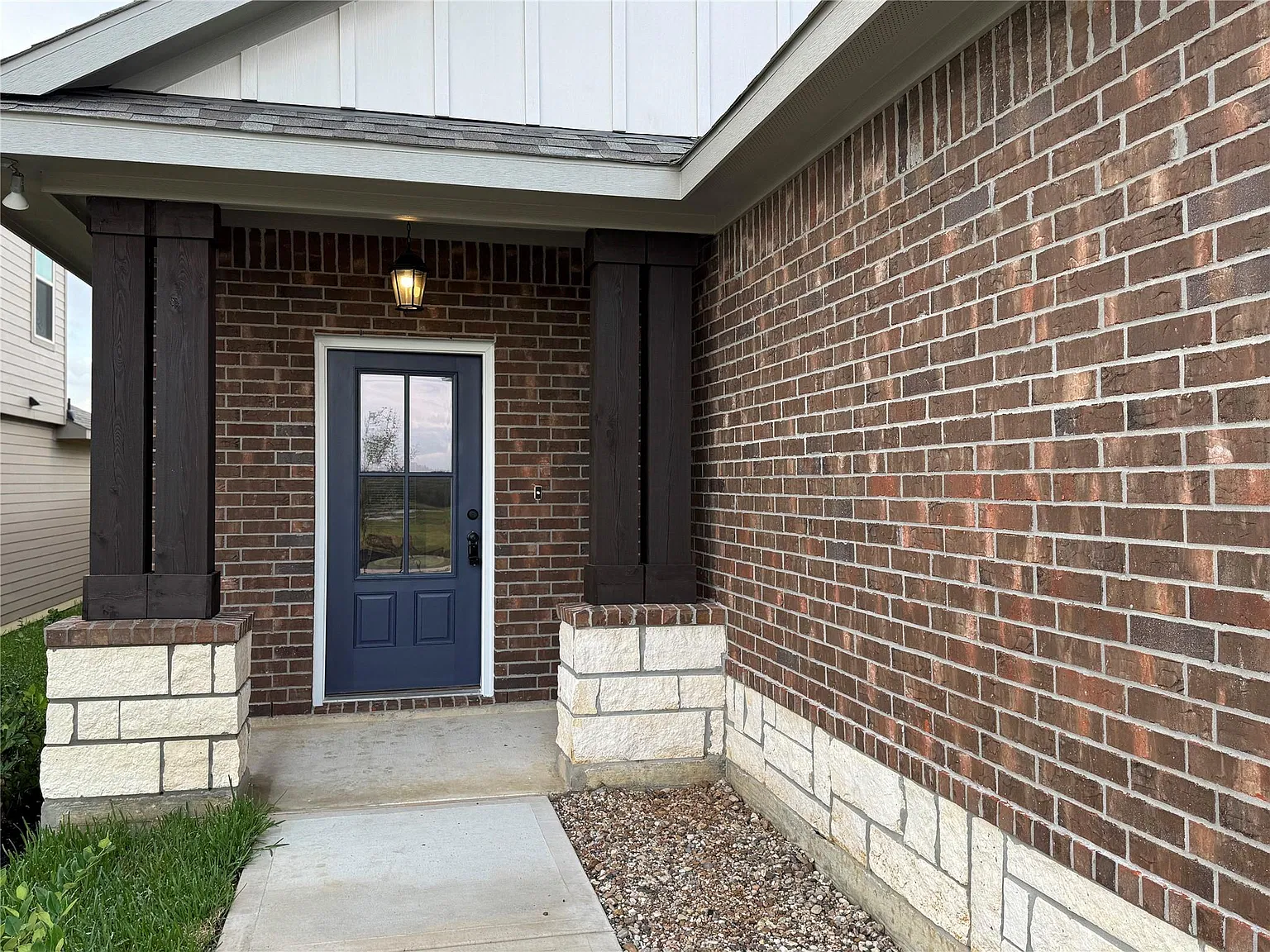 3 bed, 2.0 bath, 1426 sqft, $1,905 — Photo 2