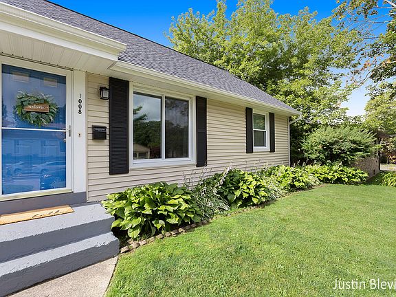 2nd image of 1008 Kentwood Dr NE
